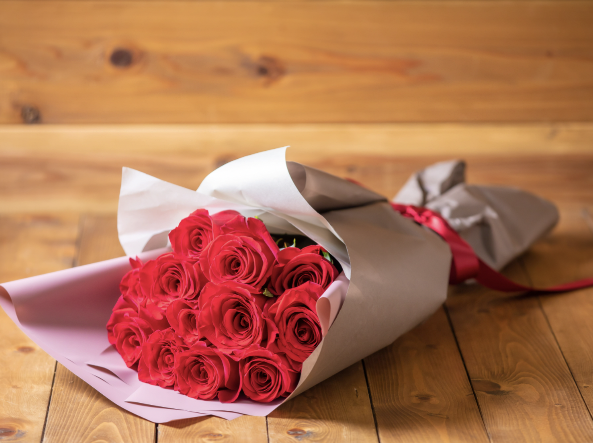 特別な花言葉】12本の薔薇が持つ特別な意味と由来˖°【ダーズンローズ】 
