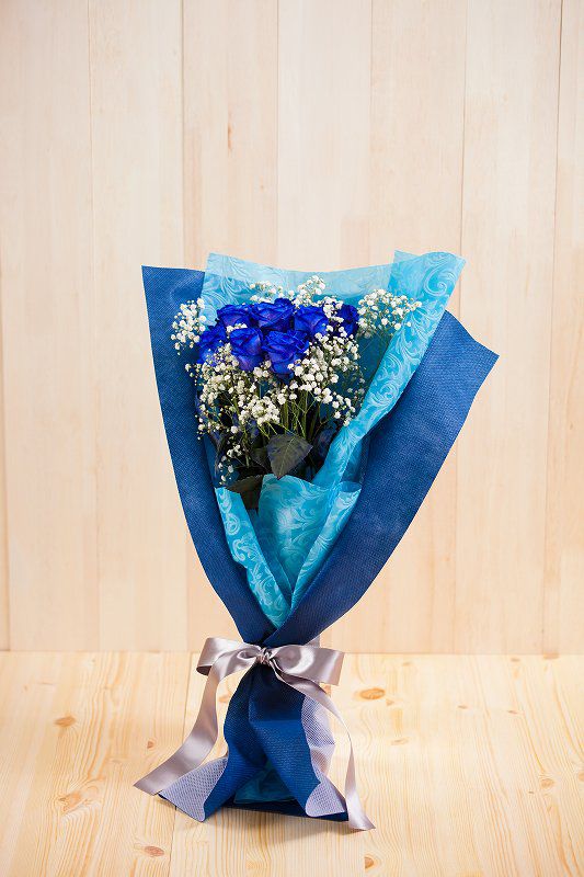 プレゼントにぴったり 10本のバラとかすみ草の花束 ブルーローズ バラの花束 Hug Flowers ハグフラワーズ
