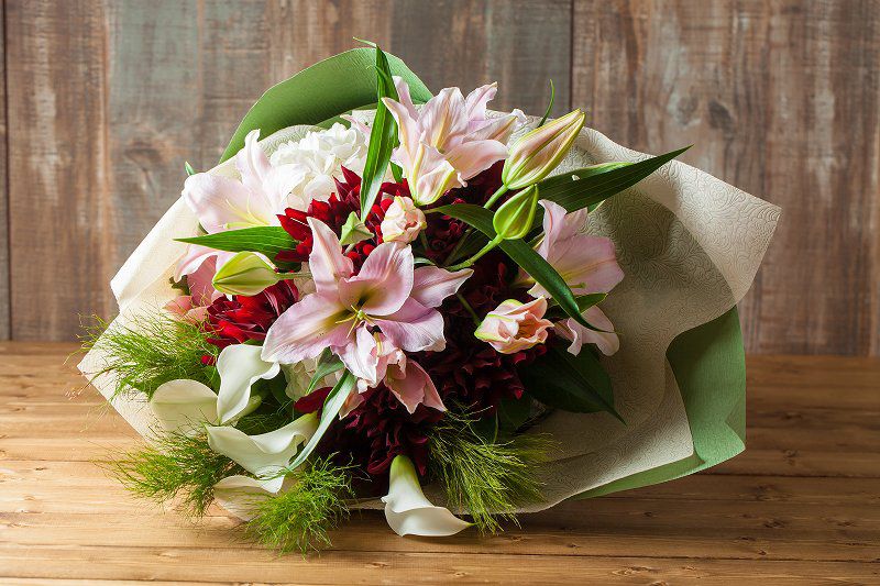 プレゼントにぴったり 花束 ユリのブーケa Hug Flowers ハグフラワーズ