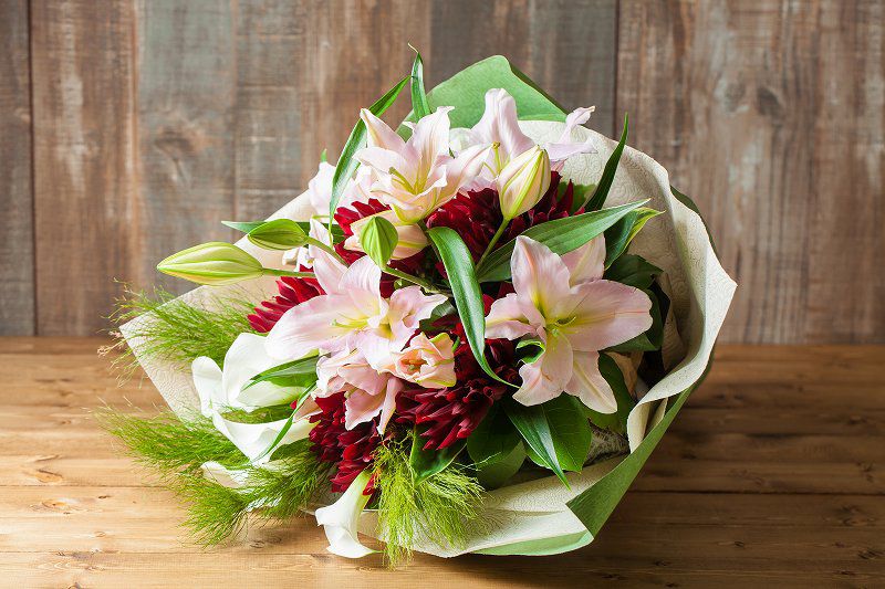 プレゼントにぴったり 花束 ユリのブーケa Hug Flowers ハグフラワーズ